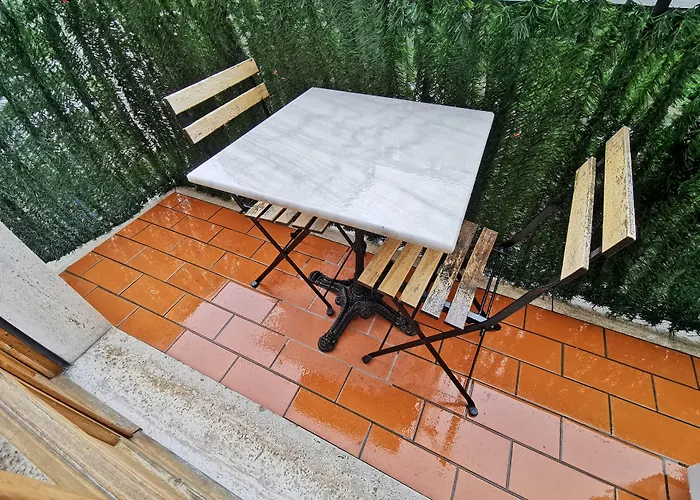 Πανσιόν Sciacchithouse